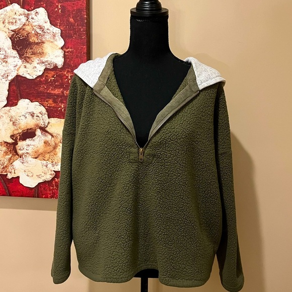 Umgee U.S.A. Women's Oversized Cropped Olive Green and Grey Hoodie, size Small - Picture 1 of 4